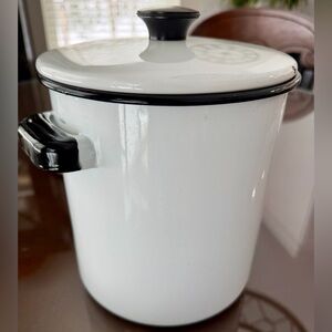 Vintage enamelware small covered white lobster pot 🦞